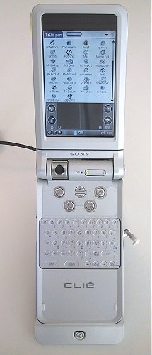 Sony NR-70V: "глазок" камеры на стыке двух частей корпуса...